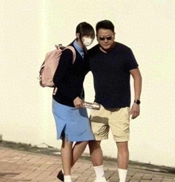 学15岁已经快1米8和父亲长得很像开元棋牌试玩58岁魏骏杰接闺女放(图3) 学15岁已经快1米8和父亲长得很像开元棋牌试玩58岁魏骏杰接闺女放(图3)