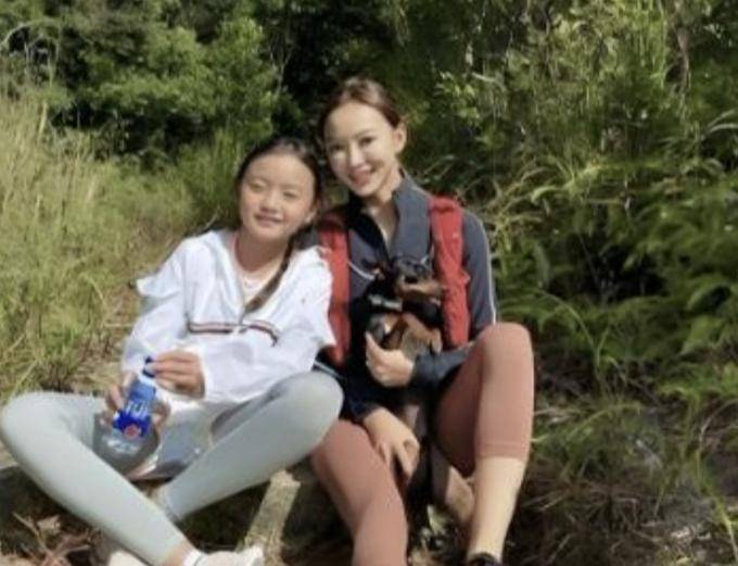 学15岁已经快1米8和父亲长得很像开元棋牌试玩58岁魏骏杰接闺女放(图4) 学15岁已经快1米8和父亲长得很像开元棋牌试玩58岁魏骏杰接闺女放(图4)