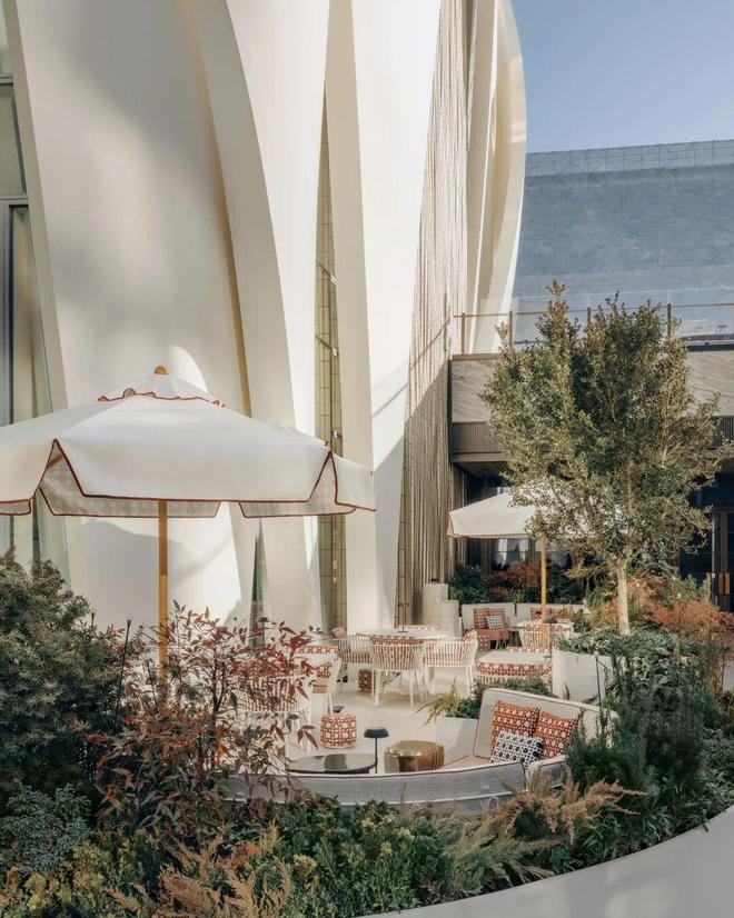 ”（Monsieur Dior）餐厅体验餐盘上的法式生活艺术开元棋牌ELLE à Table 入席｜在中国首家“迪奥先生(图5)