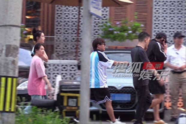 工作人员同席畅聊氛围轻松融洽ky开元棋牌黄子韬徐艺洋聚餐(图2)
